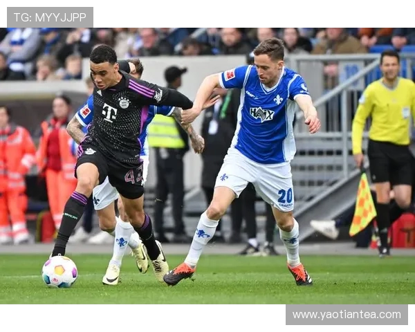 德甲球队服装高清图片展示与品牌合作关系解析